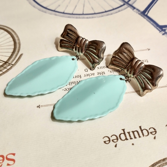 Preloved Cute Silver Bow earrings - Picture 2 of 5